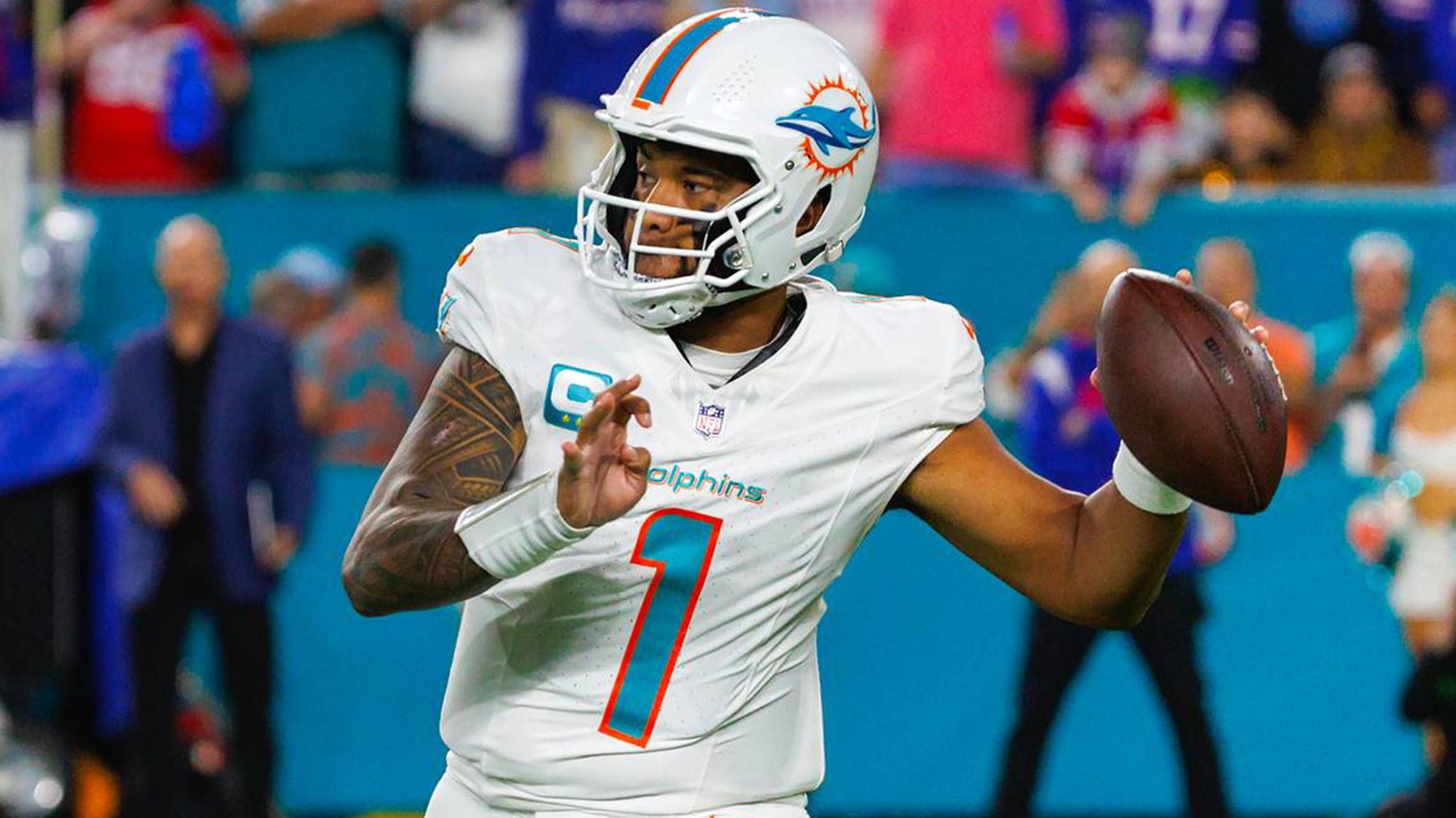 <strong>Platz 12: Tua Tagovailoa</strong><br>Tua Tagovailoa zeigt bei den Miami Dolphins eine konstante Leistungssteigerung. Er begann solide und arbeite sich zu einer Break-Out-Saison 2023 hoch. Diese bescherte ihm sogar seine erste Pro-Bowl-Teilnahme. Seine Genauigkeit ist mit 66,9% (Karrieredurchschnitt) nicht schlecht. Allerdings scheint sie gerade in wichtigen Spielen etwas abzunehmen. Für einen tiefen Playoff-Run hat es noch nicht gereicht.