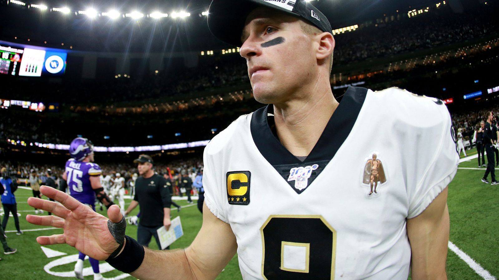 
                <strong>Drew Brees</strong><br>
                Bei Drew Brees ist die Situation nicht ganz so verzwickt. Denn Brees hat in der Vergangenheit klar zu verstehen gegeben, dass er nur für die New Orleans Saints spielen möchte. Da er mittlerweile bekanntgegeben hat, noch ein Jahr dranhängen zu wollen, wird er wahrscheinlich mit Start der Free Agency einen neuen Vertrag in New Orleans unterschreiben
              