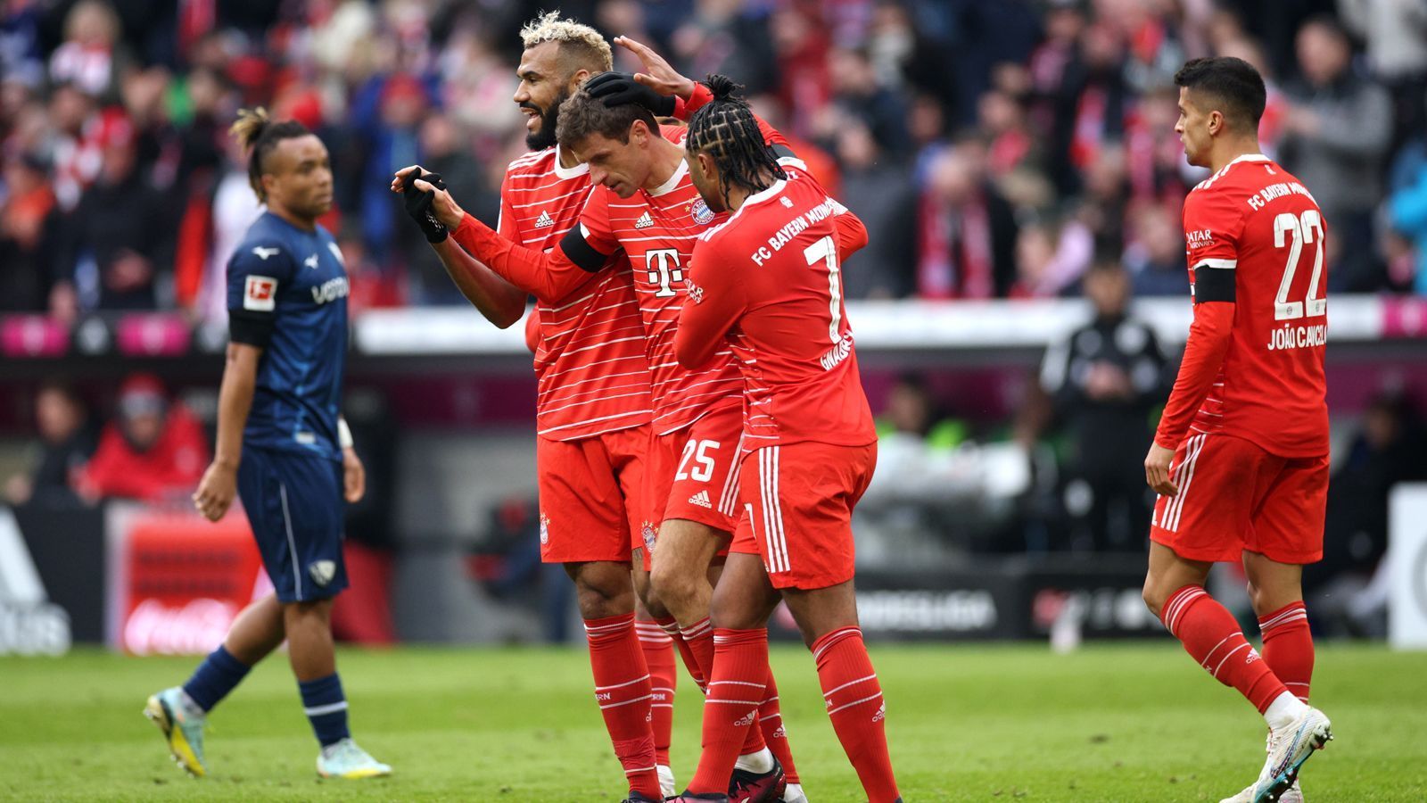 
                <strong>FC Bayern in der Einzelkritik: Coman überzeugt, Sane nicht</strong><br>
                Der FC Bayern bleibt nach einem ungefährdeten 3:0 (1:0) über den VfL Bochum Bundesliga-Tabellenführer. Mit Blick auf den Champions-League-Kracher gegen Paris St. Germain muss sich das Team von Julian Nagelsmann aber steigern. Die Münchner in der ran-Einzelkritik.
              