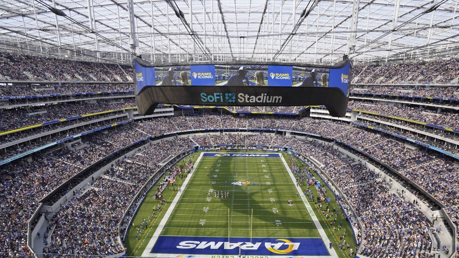 
                <strong>Preise für Werbespots erreichen Rekordwert</strong><br>
                Dass die Preise für Werbespots in der Halbzeit beim Super Bowl exorbitant hoch sind, ist kein Geheimnis. In diesem Jahr müssen die Firmen sogar noch einmal tiefer in die Tasche greifen. 6,5 Millionen Dollar verlangt der übertragende Sender "NBC" für 30 Sekunden. Mitspielen werden bei den aufwendig produzierten Clips in diesem Jahr unter anderem die Hollywood-Schauspielerinnen Mila Kunis und Demi Moore. Auch der deutsche Autobauer BMW ist 2022 mit einem Clip vertreten. Darin zu sehen - Arnold Schwarzenegger. Übrigens: Beim ersten Super Bowl 1967 kostete ein 30-Sekunden-Werbespot 40.000 Dollar.
              