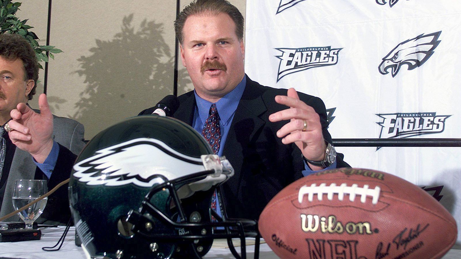 
                <strong>Erfahrung in der NFL: Andy Reid aus der NFL kaum wegzudenken </strong><br>
                Bereits seit 1992 arbeitet Andy Reid in der NFL. Damals ging sein Stern als Assistenztrainer der Green Bay Packers auf. Zum Head Coach stieg er schließlich 1999 bei den Philadelphia Eagles, seinem diesjährigen Super-Bowl-Gegner, auf. Seit 2013 ist er Head Coach der Kansas City Chiefs. Mit seinen bislang 386 Spielen als Head Coach in der Regular Season ist Andy Reid auf Rang fünf der ewigen Rangliste. Der Super Bowl gegen die Eagles wird zudem sein 38. Playoff-Spiel als Head Coach sein. Nur Bill Belichick ist in dieser Kategorie mit 44 Playoff-Partien noch vor ihm. Mit seinen 24 Dienstjahren als Head Coach in der NFL ist Reid seit fast einem Viertel Jahrhundert eines der Gesichter der Liga. Und Reid prägt die Liga auch als Karrieremacher: Fünf aktuell amtierende Head Coaches waren einst Reid-Assistenten.
              