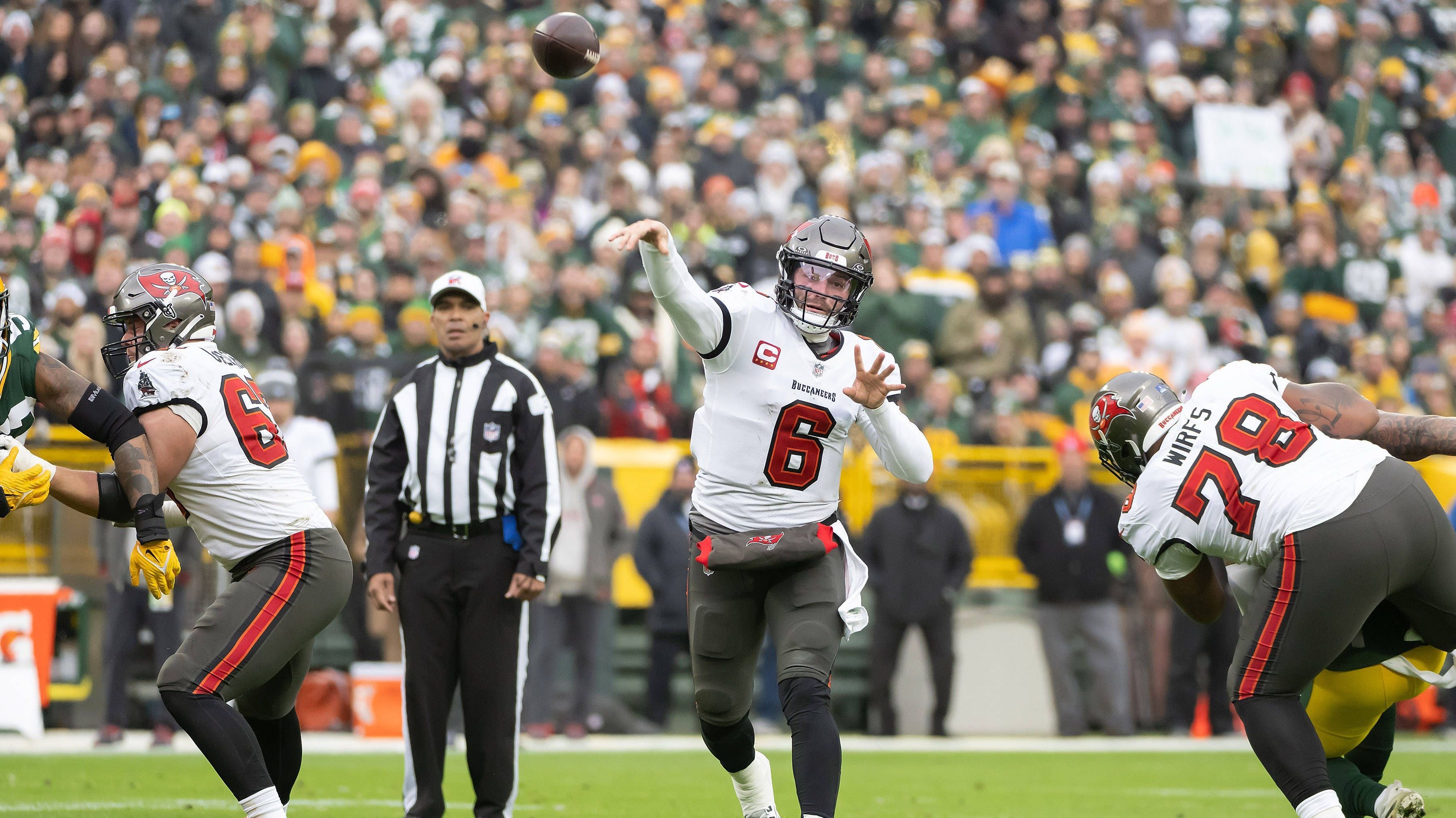 <strong>Gewinner: Baker Mayfield (Tampa Bay Buccaneers)<br></strong>Einmal Hand hoch, wer gedacht hätte, dass Baker Mayfield eine statistisch so starke Saison spielt, wie er es tut. Der vorläufige Höhepunkt dann im Lambeau Field. Beim 34:20 über die Green Bay Packers postete Baker mit 158,3 ein perfektes Passer Rating. Er ist der erste Quarterback, der nicht Aaron Rodgers heißt, dem das gelingt. Wir ziehen den Hut.