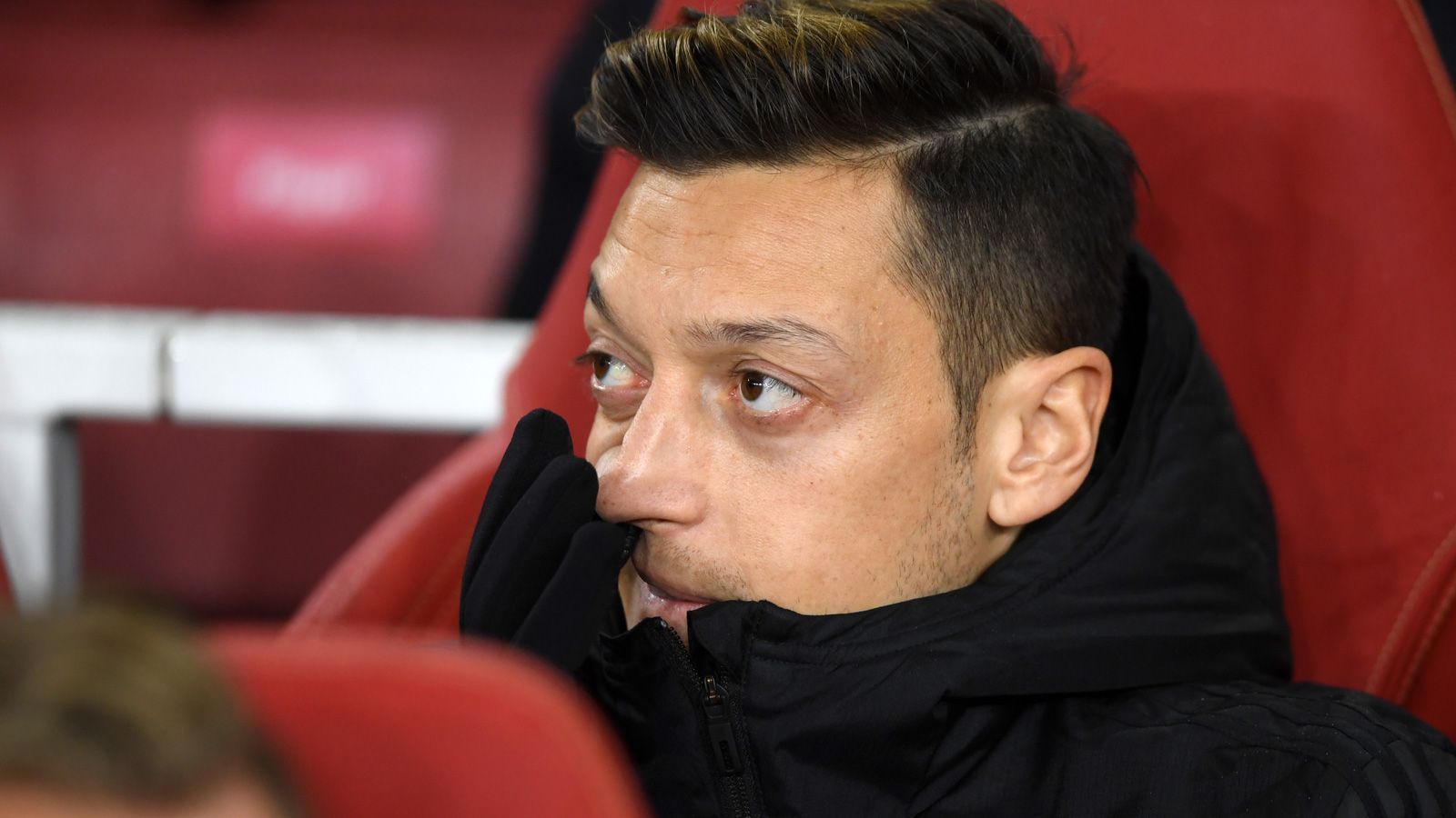 
                <strong>Özil auf der Bank</strong><br>
                In der Folgezeit spielte Özil immer weniger. Er war verletzt oder krank, stand im Kader, aber spielte nicht oder wurde bei seinen 18 Startelf-Einsätzen in der Saison 2019/20 häufiger ausgewechselt. Ein Tor und zwei Vorlagen waren die magere Bilanz Özils in der vergangenen Spielzeit.
              