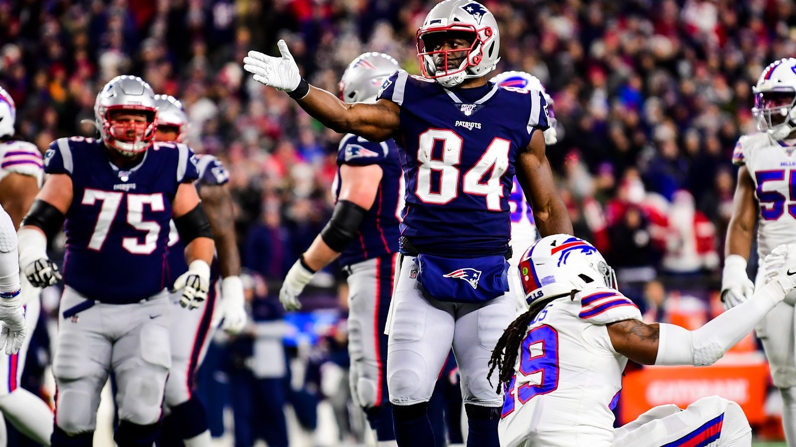 
                <strong>Benjamin Watson (New England Patriots)</strong><br>
                Nach dem frühen Playoff-Aus in der Wild Card Round beendet der erste Spieler der New England Patriots seine Karriere - und das gleich zum zweiten Mal: Tight End Benjamin Watson verabschiedet nach knapp einem Jahr bei den Pats. Bereits im Dezember 2018 verkündete Watson, damals noch bei den New Orleans Saints, sein Karriereende. Im April 2019 unterschrieb er dann aber doch noch einen Vertrag bei den Patriots. Der 39-Jährige gewann einmal mit New England den Super Bowl (Saison 2004) und kam er auf 6058 Receiving Yards und 44 Touchdowns in 15 NFL-Saisons.
              