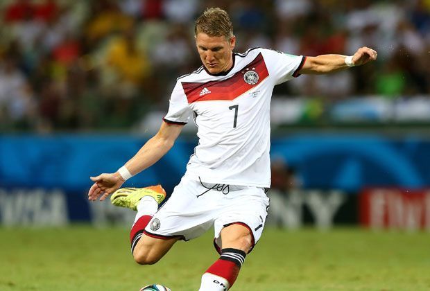 
                <strong>Bastian Schweinsteiger</strong><br>
                Bastian Schweinsteiger kämpfte in der WM-Vorbereitung mit Knieproblemen und war in den ersten zwei Partien nur Ersatz. Nach einem starken Auftritt als Einwechselspieler gegen Ghana könnte er nun in der Startelf stehen. Der Punkt geht an ihn - 7:1 Deutschland.
              