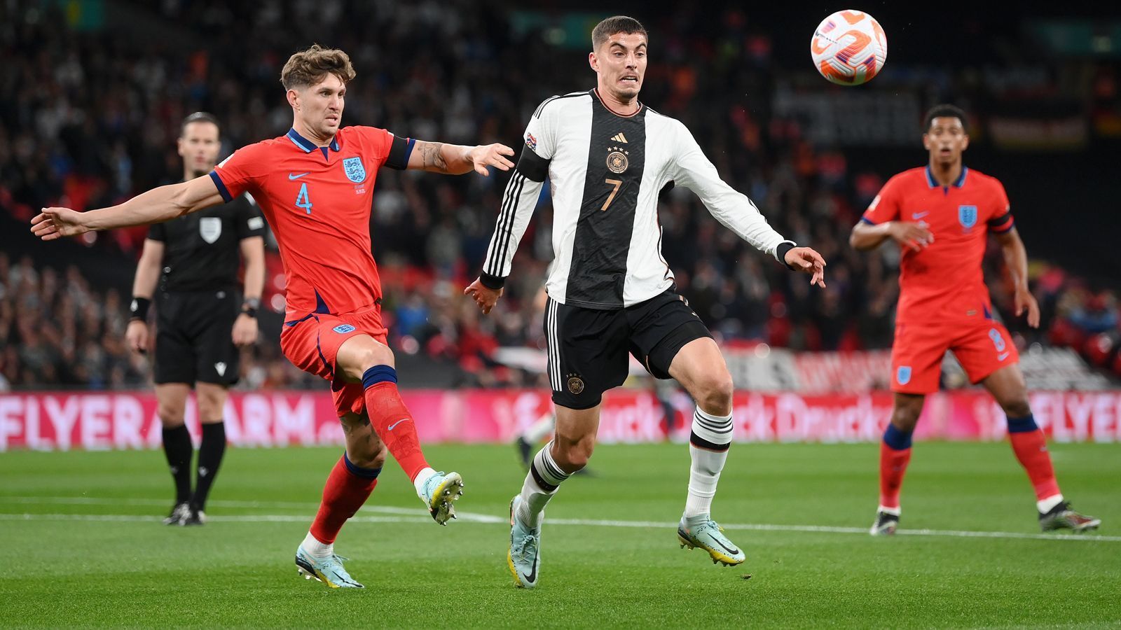 
                <strong>Kai Havertz</strong><br>
                Der England-Legionär durfte sich vor allem in der ersten Halbzeit als "Neuner" an vorderster Front versuchen – und rieb sich auf. Immer wieder. Kaum hatte er mal den Ball, verlor er ihn auch schon wieder. Wirkte auf dieser Position fast schon wie ein Fremdkörper. Die Suche nach einem "richtigen" Stürmer muss also offensichtlich weitergehen. Wechselte im zweiten Durchgang ins offensive Mittelfeld – seine Leistung wurde aber auch dort nicht besser. Das dachten jedenfalls alle im weiten, Londoner Rund - bis zur 67. Minute. Da packte Havertz nämlich das ganz feine Füßchen aus und schlenzte den Ball zum 2:0 in die englischen Maschen. Ein herrliches Tor, dem der Chelsea-Profi in der 87. Minute noch eines folgen ließ. Torriecher hat Havertz, das muss man ihm definitiv lassen. ran-Note: 3
              