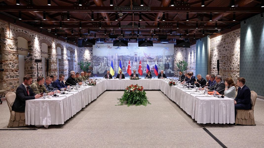16. Mai 2025, Türkei, Istanbul: Delegationen der ukrainischen und der russischen Delegationen verhandelten unter Vermittlung der Türkei im Istanbuler Dolmabahce-Palast erstmals seit 2022 direkt über ein Ende des Krieges in der Ukraine.