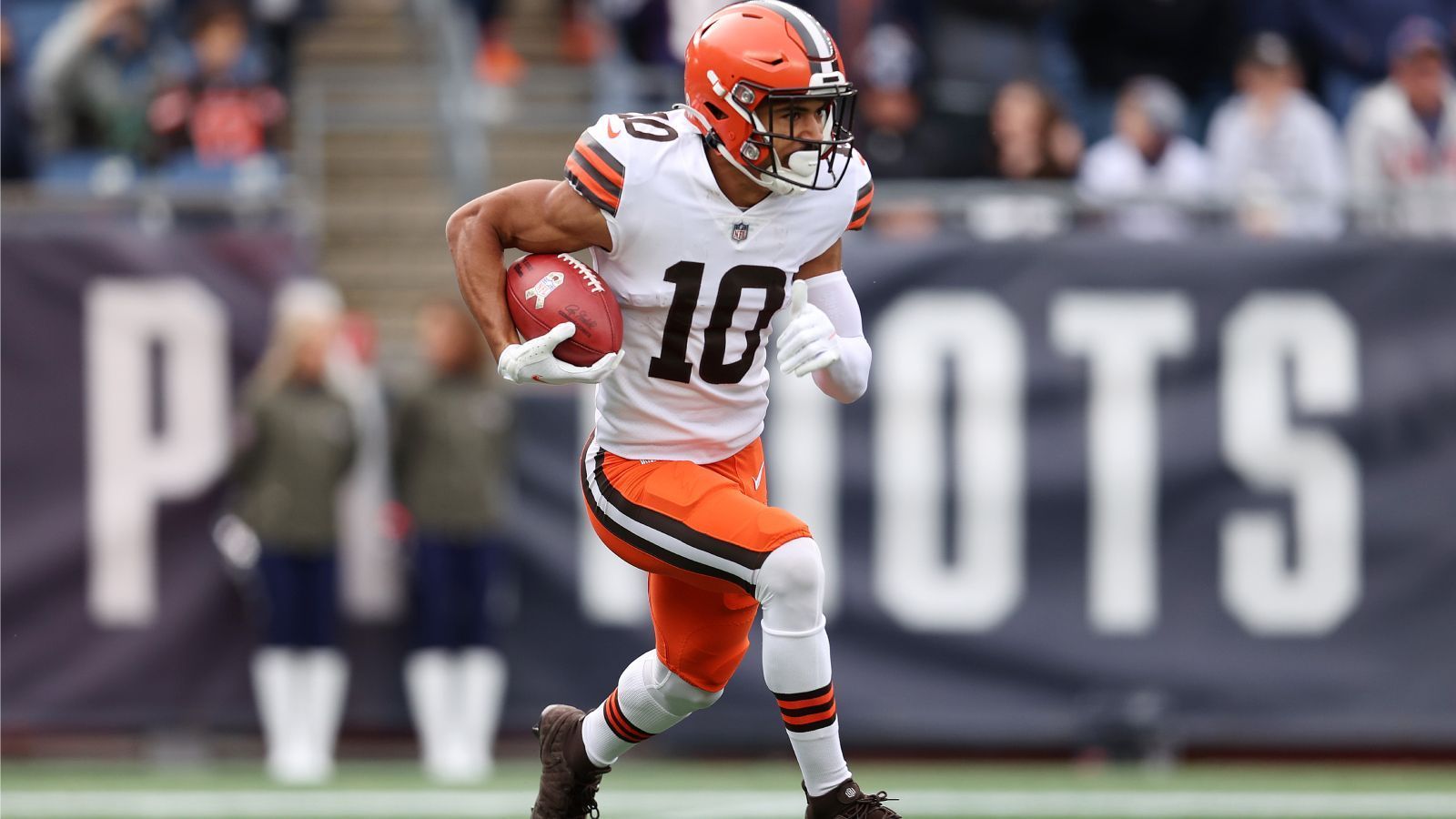 
                <strong>Cleveland Browns (AFC North): Anthony Schwartz</strong><br>
                Die Cleveland Browns haben sich in dieser Offseason mit Deshaun Watson verstärkt. Problematisch ist jedoch, dass Ende Juni noch niemand weiß, wann und ob er jemals für die Browns wird spielen dürfen. Ungeachtet dessen erwarten wir von Wide Receiver Anthony Schwartz eine deutliche Leistungssteigerung in der Saison 2022. Im vergangenen Jahr war er bereits der Go-to-Guy für die tiefen Pässe der Browns, 135 Yards fing er bei nur zehn Catches. Egal ob Watson oder Jacoby Brissett in Richtung des schnellen Sophomore-Receivers werfen wird, die Zahl der Receiving Yards wird im Jahr 2022 ziemlich sicher höher sein als noch 2021.
              