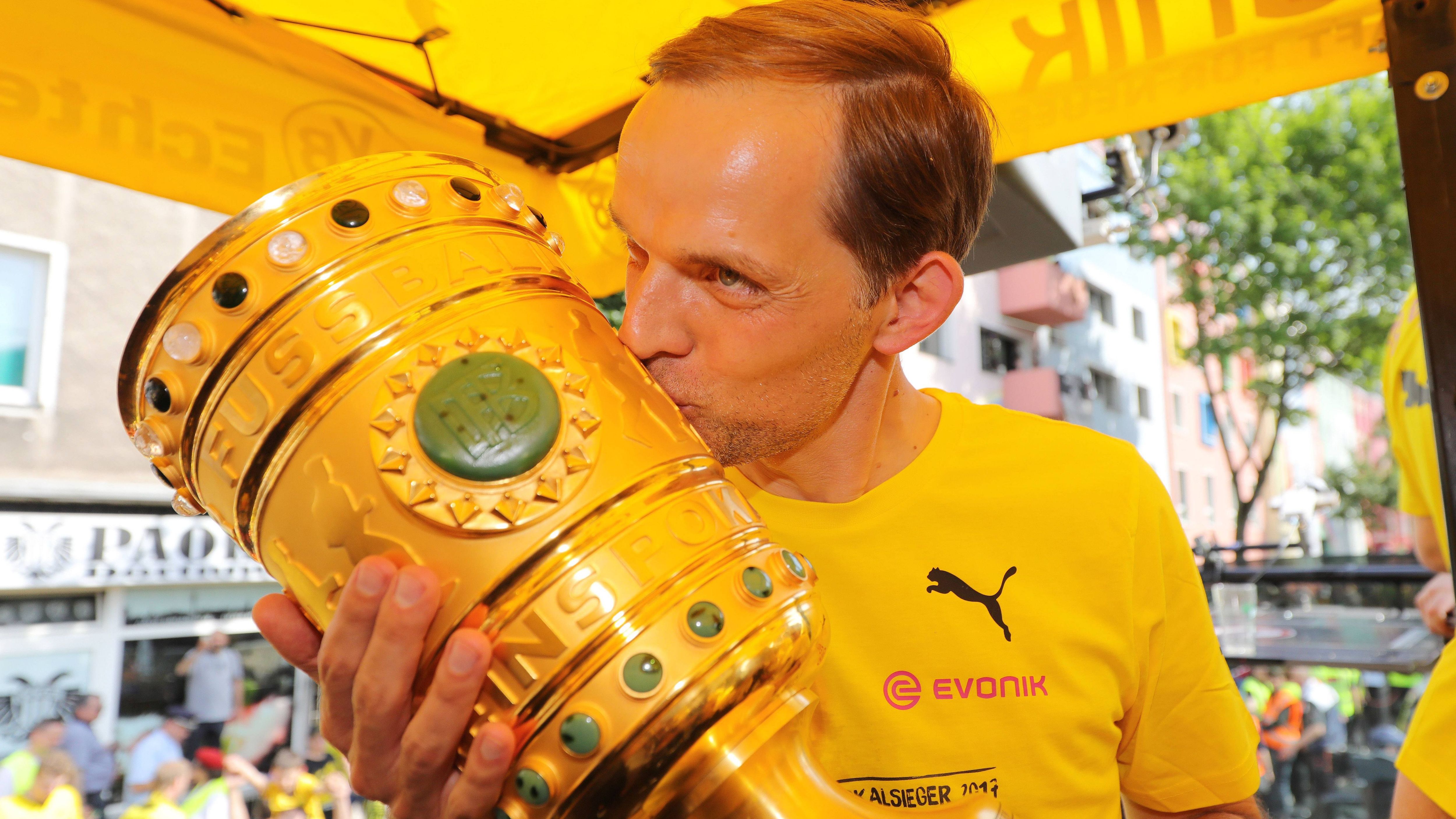 <strong>Trennung trotz Pokalsieg</strong><br>Tuchel gewinnt mit dem BVB 2017 den DFB-Pokal, er qualifiziert sich für die Champions League und holt in 107 Pflichtspielen im Schnitt starke 2,12 Punkte. Das Verhältnis zu BVB-Boss Hans-Joachim Watzke und Teilen der Mannschaft ist dennoch angespannt, es kommt am Ende der Saison 2016/17 zur Trennung.