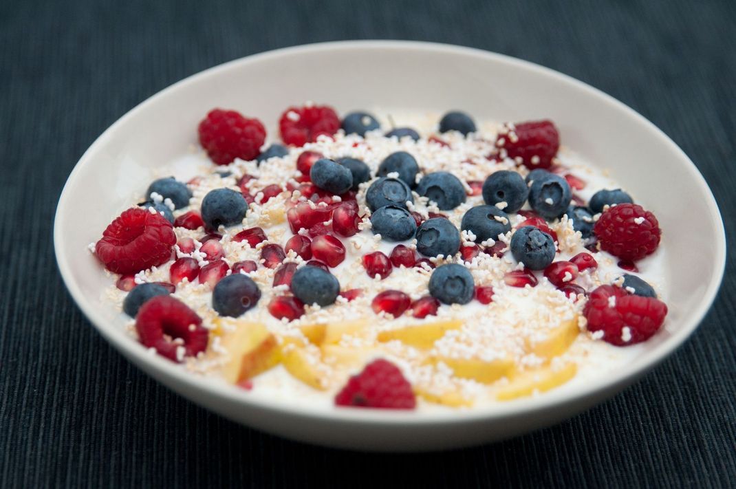 Ein abgewandeltes Rezept: Bircher Müsli mit Früchten der Saison und Joghurt.