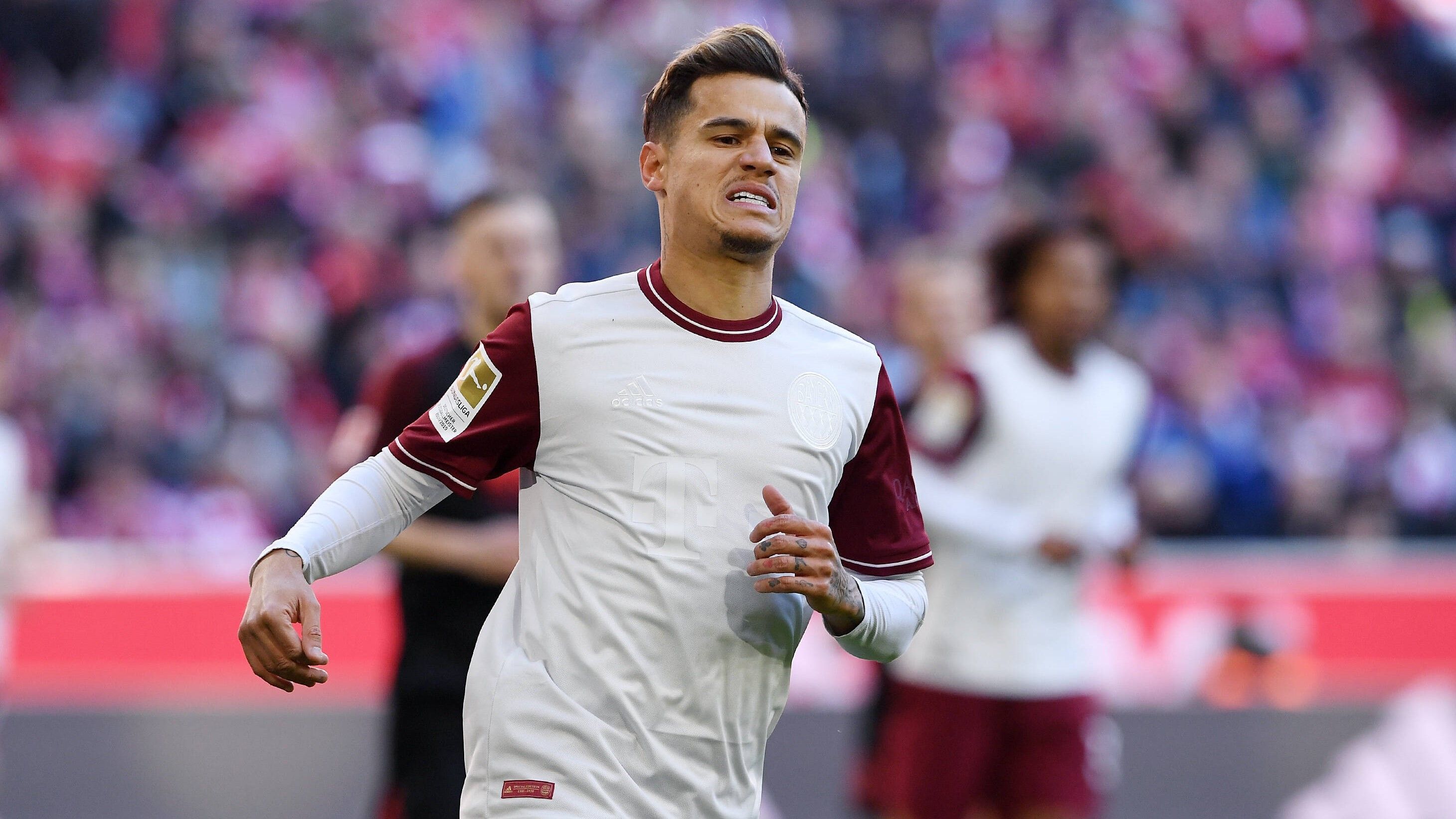 
                <strong>Philippe Coutinho (FC Bayern München)</strong><br>
                Philippe Coutinho läuft erst seit dieser Saison für den Rekordmeister auf. Doch seine Zeit in München könnte sich bereits im Sommer dem Ende zuneigen. Der Offensiv-Star ist aktuell vom FC Barcelona ausgeliehen. Bayern hat eine Kaufoption in Höhe von 120 Millionen Euro, die sie noch nicht gezogen haben. Angeblich sollen die Spanier auch gewillt sein, ihren Leihspieler zu einem geringeren Preis abzugeben. Sollte der FC Bayern seine Kaufoption nicht ziehen, könnte es für Coutinho womöglich nach England gehen. Wie die spanische Sporttageszeitung "AS" berichtet, soll der FC Chelsea bereits Kontakt zum brasilianischen Nationalspieler sowie den Katalanen aufgenommen haben, um die Möglichkeiten eines Transfers abzuwägen.
              