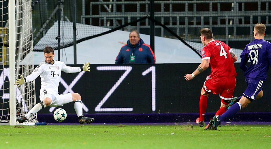 
                <strong>Sven Ulreich (FC Bayern München)</strong><br>
                Der Keeper ist in der ersten Hälfte der einzige Bayern-Profi in Normalform. Mehrmals lässt er Teodorczyk verzweifeln, auch gegen Appiah ist Ulreich auf dem Posten. Einziger Fehler: Bei einem langen Ball unterschätzt sich der Neuer-Vertreter. ran-Note: 2
              