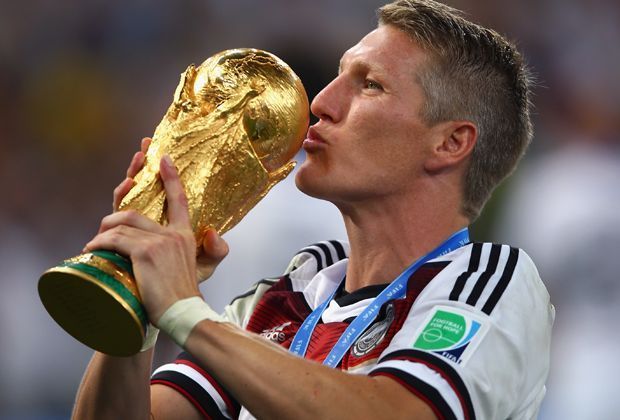 
                <strong>Bastian Schweinsteiger: Der neue Kapitän</strong><br>
                Im WM-Finale war er der aktivste Mann: Schweinsteiger lief mehr als alle anderen, gewann die meisten seiner Zweikämpfe - er biss sich durch und wurde mit dem WM-Titel belohnt. Nach Lahms Rücktritt ist der Mittelfeldmann der Bayern Löws Führungsspieler Nummer eins.
              