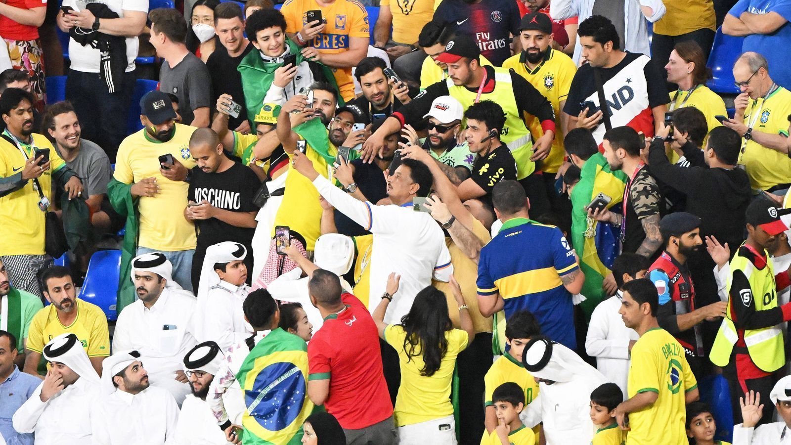 
                <strong>Neymar: Double des Superstars macht Brasiliens Fans verrückt</strong><br>
                Selbst ARD-Moderatorin Esther Sedlaczek ließ sich kurzzeitig täuschen, während Bastian Schweinsteiger sagte, er habe sofort gemerkt, dass es sich nicht um den echten Neymar handle.
              