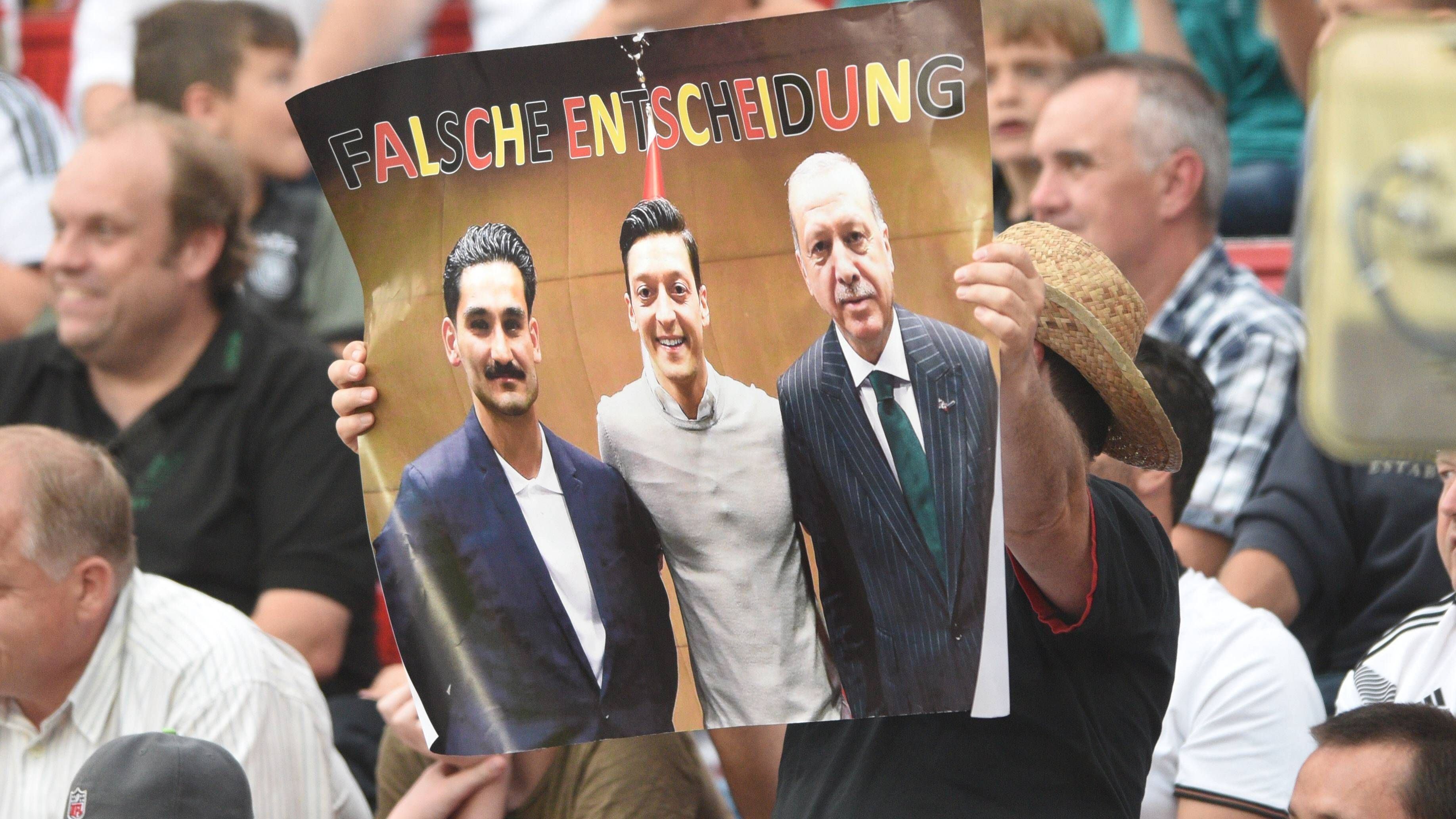 <strong>Erdogan-Gate vor WM 2018</strong><br>Kurz vor der WM posierten Mesut Özil und Ilkay Gündogan mit dem türkischen Präsidenten Recep Tayyip Erdogan. Fans forderten den Rauswurf beider Spieler, Löw entschied sich dagegen. Während sich Gündogan später von der Aktion distanzierte, führte Özils Verhalten letztlich zu seinem Rücktritt aus der Nationalmannschaft.