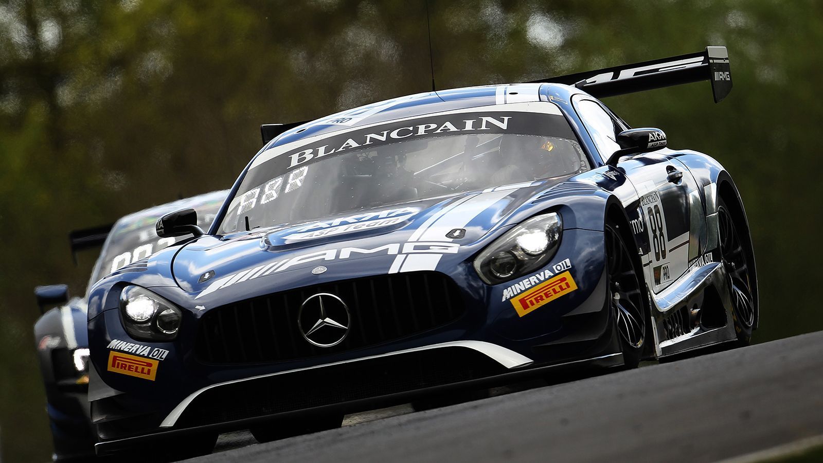 
                <strong>Vincent Abril (Mercedes-AMG GT3/Haupt Racing Team)</strong><br>
                Wie für einige seiner Rookie-Kollegen, geht auch für Vincent Abril mit dem DTM-Start der viel zitierte "Kindheitstraum" in Erfüllung. Seitdem er sich für Motorsport interessiere und selbst Rennen fahre, sei die DTM immer sein großes Ziel gewesen, so der Franzose, der 2015 die Sprintwertung der Blancpain GT Series gewinnen konnte – ein Kunststück übrigens, das seinem jetzigen Teamgefährten Maximilian Götz schon zuvor gelungen war. Im vergangenen Jahr dann startete Abril auf Mercedes AMG GT3 für HRT Racing in der GT World Challenge Europe und belegte mit seinem Team beim legendären 24-Stunden-Rennen von Spa-Francorchamps einen sehr guten siebten Rang. GT3-Erfahrung ist bei dem 26-jährigen also vorhanden, trotzdem hält er den Ball flach. Eine sportliche Vorhersage sei schwierig, so Abril. "Vieles ist doch ein wenig anders als in anderen Serien – angefangen von den Reifen bis hin zum Rennformat. Auch einige Strecken sind neu für mich."
              