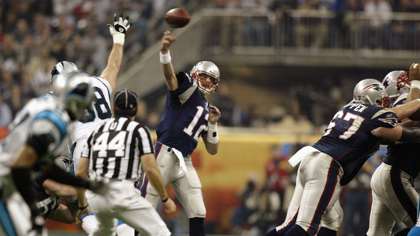 
                <strong>2004 - Super Bowl XXXVIII - New England Patriots</strong><br>
                2004 führte Quarterback Tom Brady nach 2002 die New England Patriots wieder zum Triumph im Super Bowl und heimste dafür die Trophäe als Most Valuable Player (MVP) ein. Erneut durch ein spätes Field Goal siegte das Team aus Foxborough mit 32:29.
              