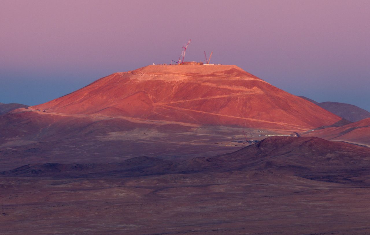 Als Teleskop-Standort wählte die ESO den 3046 Meter hohen Berg Cerro Armazones in den chilenischen Anden.  