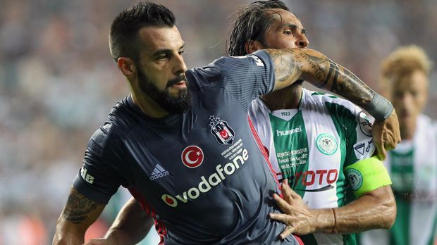 
                <strong>Alvaro Negredo (Besiktas Istanbul)</strong><br>
                Mit 31 Jahren will Alvaro Negredo offenbar auch noch einmal etwas Anderes sehen. Nach Stationen in Spanien und England versucht sich der Stürmer aus Madrid nun bei Besiktas Istanbul. Der türkische Meister lotste Negredo für geschätzte 2,5 Millionen Euro Ablöse von Valencia an den Bosporus. Zum Saisonstart feierte der Europameister von 2012 dann auch gleich sein Debüt, kam zu einem vierminütigen Joker-Einsatz. Im 4-2-3-1-System muss sich Negredo auf Sicht voraussichtlich mit dem Deutsch-Türken Cenk Tosun um den Platz im Sturmzentrum streiten.
              