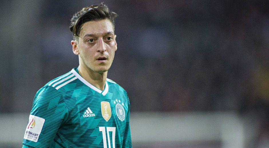 
                <strong>Mesut Özil (FC Arsenal)</strong><br>
                Wenn seine Teams verlieren, wird er zum Buhmann gemacht. Jeder weiß, dass die Spiele anders ausgehen, sollte er sein volles Potenzial ausschöpfen - das gelingt ihm aber eben nicht immer. Ruft Özil seine Weltklasse ab, macht er den Unterschied. Wenn er aber in einem Monat immer noch angeschlagen ist, könnte Draxler auf der Zehn einspringen. 
              