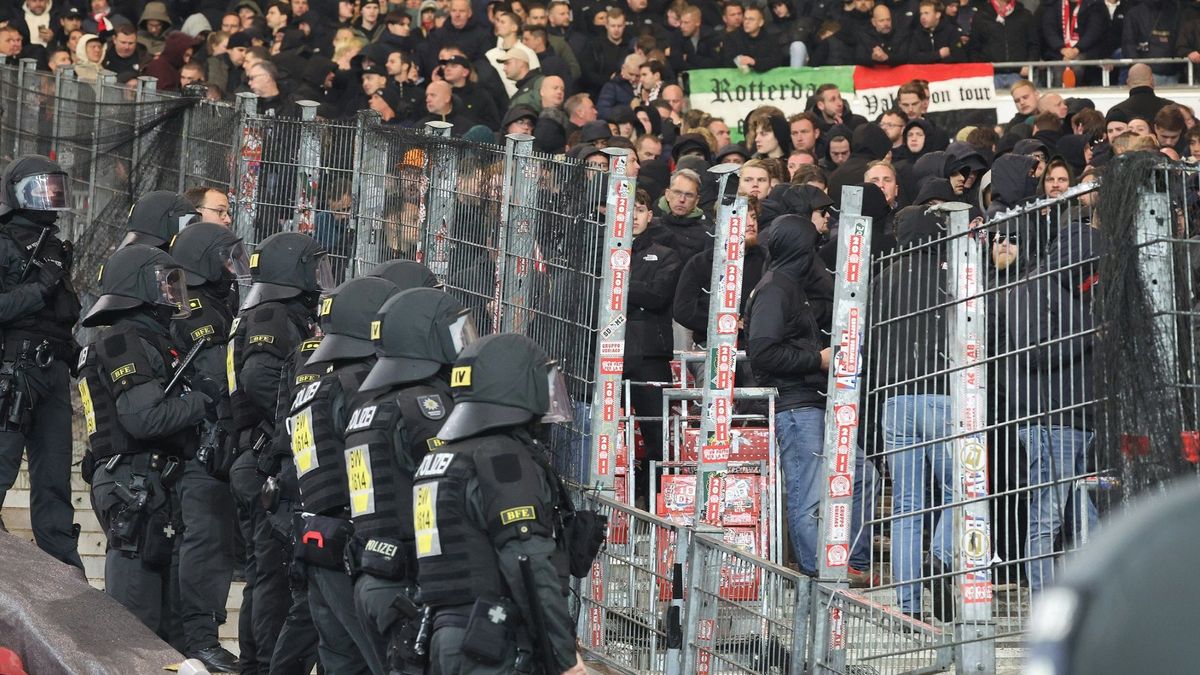Polizisten und Anhänger von Feyenoord Rotterdam