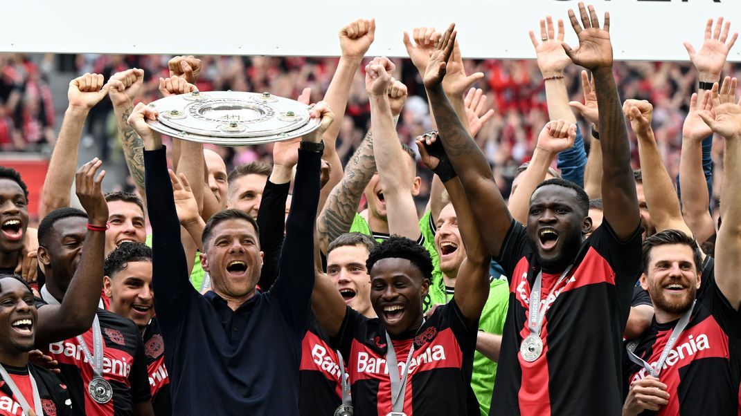 Bayer Leverkusen jubeln über historischen Sieg in der Bundesliga.