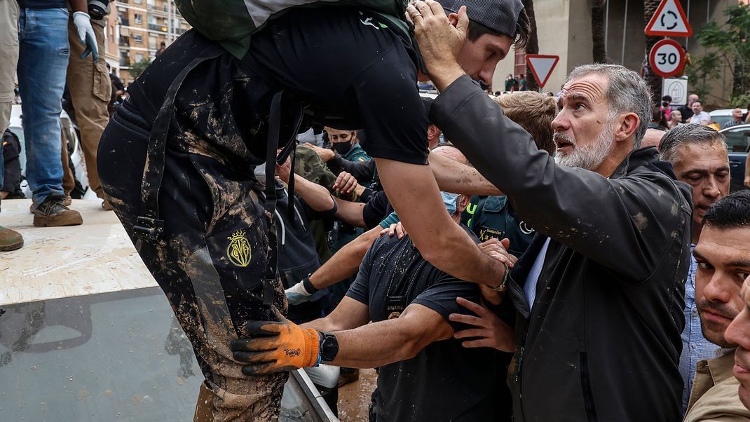 3. November 2024, Spanien, Chiva: König Felipe VI. (rechts) von Spanien spricht bei seinem Besuch in einem von den Überschwemmungen betroffenen Gebiet mit Menschen. 