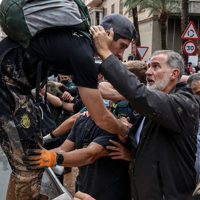 3. November 2024, Spanien, Chiva: König Felipe VI. (rechts) von Spanien spricht bei seinem Besuch in einem von den Überschwemmungen betroffenen Gebiet mit Menschen. 