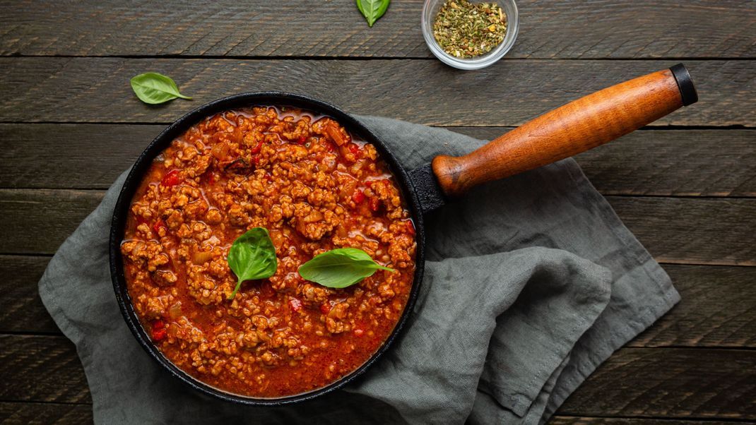 Low Carb hilft beim Abnehmen: Die türkische Hackfleischpfanne mit frischem Gemüse ist das perfekte Mittagessen.