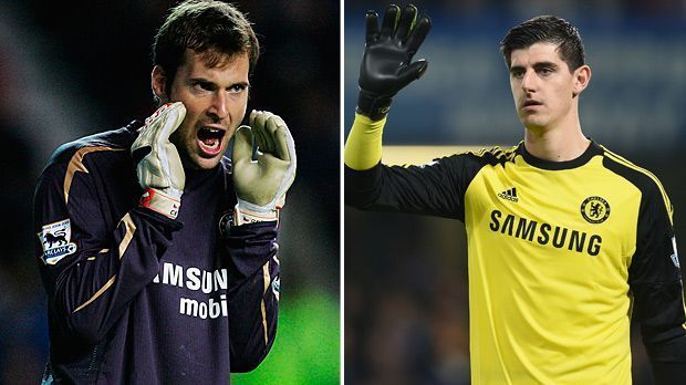 
                <strong>Tor: Petr Cech vs. Thibaut Courtois</strong><br>
                Tor: Petr Cech vs. Thibaut Courtois. Der Tscheche (l.) spielte seine zweite Saison beim FC Chelsea und hatte maßgeblichen Anteil am Durchmarsch in der Premier League. Auch dank ihm eilten die Londoner zeitweise von Titel zu Titel. Die aktuelle Nummer eins der "Blues" hat ihre Fähigkeiten längst unter Beweis gestellt, ist jedoch in ihrer Entwicklung noch nicht so weit wie der direkte Vorgänger im gleichen Alter war. Cech punktet - 2006 vs. 2016: 2:0.
              