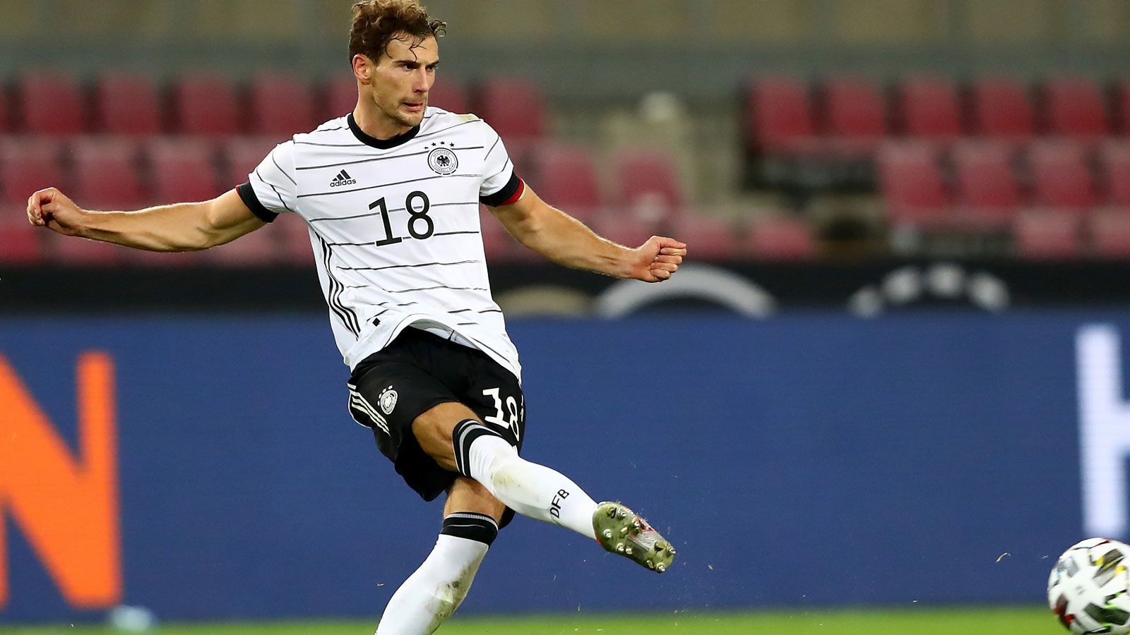 
                <strong>Mittelfeld: Leon Goretzka (FC Bayern München)</strong><br>
                Derzeit leidet Leon Goretzka noch an einem Muskelfaserriss, sollte laut Berichten aber rechtzeitig zum Turnierstart fit sein. Falls dem so ist, ist er weder aus dem Kader noch aus der Startelf wegzudenken. Sein Offensivdrang macht ihn zu einer großen Gefahr für die deutschen Gegner, zudem ist er technisch versiert und ein unangenehmer Zweikämpfer und daher in meinen Augen gesetzt.
              