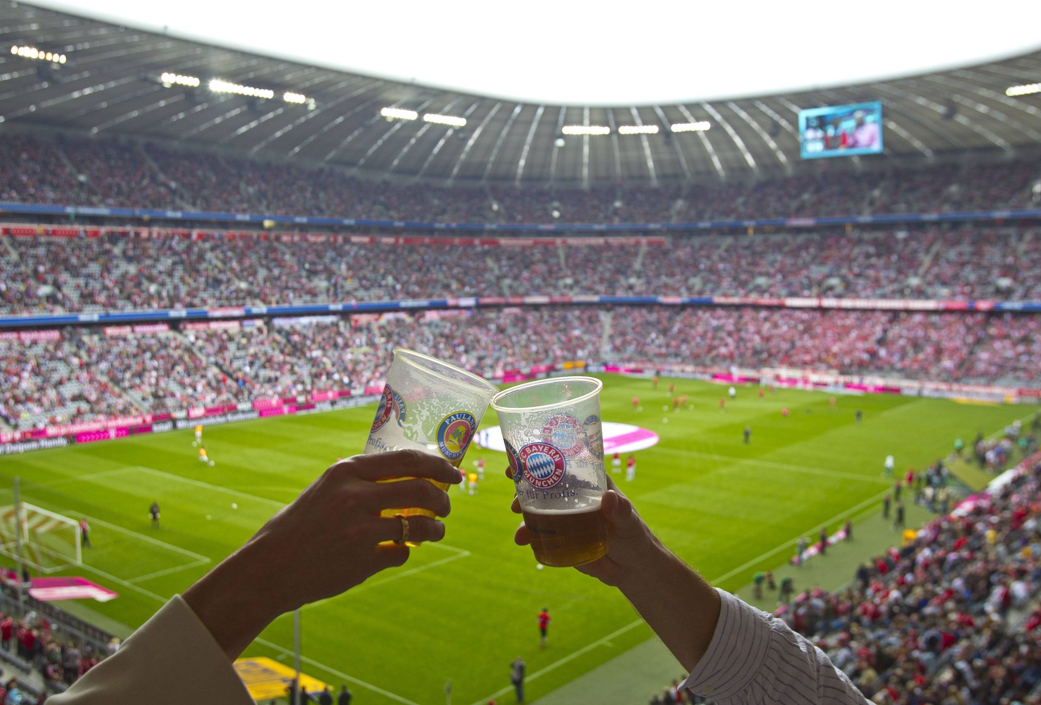 
                <strong>Die Zahlen und Fakten rund ums Stadion</strong><br>
                Elf Millionen 0,5-Liter-Becher Bier und sechs Millionen Bratwürste wurden seit 2005 an die Zuschauer verkauft. 24.114.596 Fußball-Fans durften die Allianz Arena bislang erleben. Bei einer maximalen Kapazität von 71.137 Plätzen pro Begegnung.
              