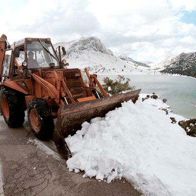 Schneemassen auf Mallorca. Bagger räumen Schnee in der Tramuntana.