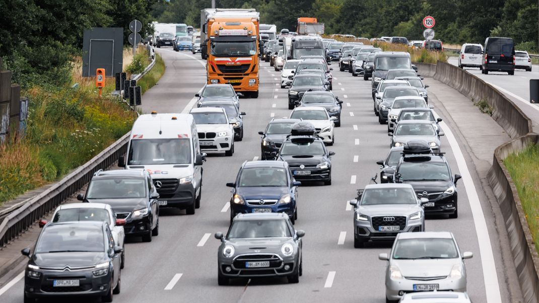 Stau-Alarm: So könnten laut dem ADAC viele Autofahrer:innen ihr Wochenende verbringen.