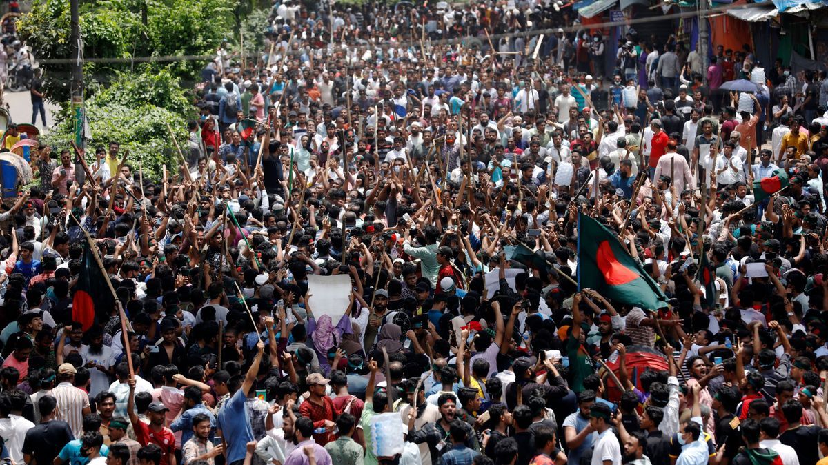 4. August 2024, Bangladesch, Dhaka: Kundgebung gegen Premierministerin Hasina und ihre Regierung. 
