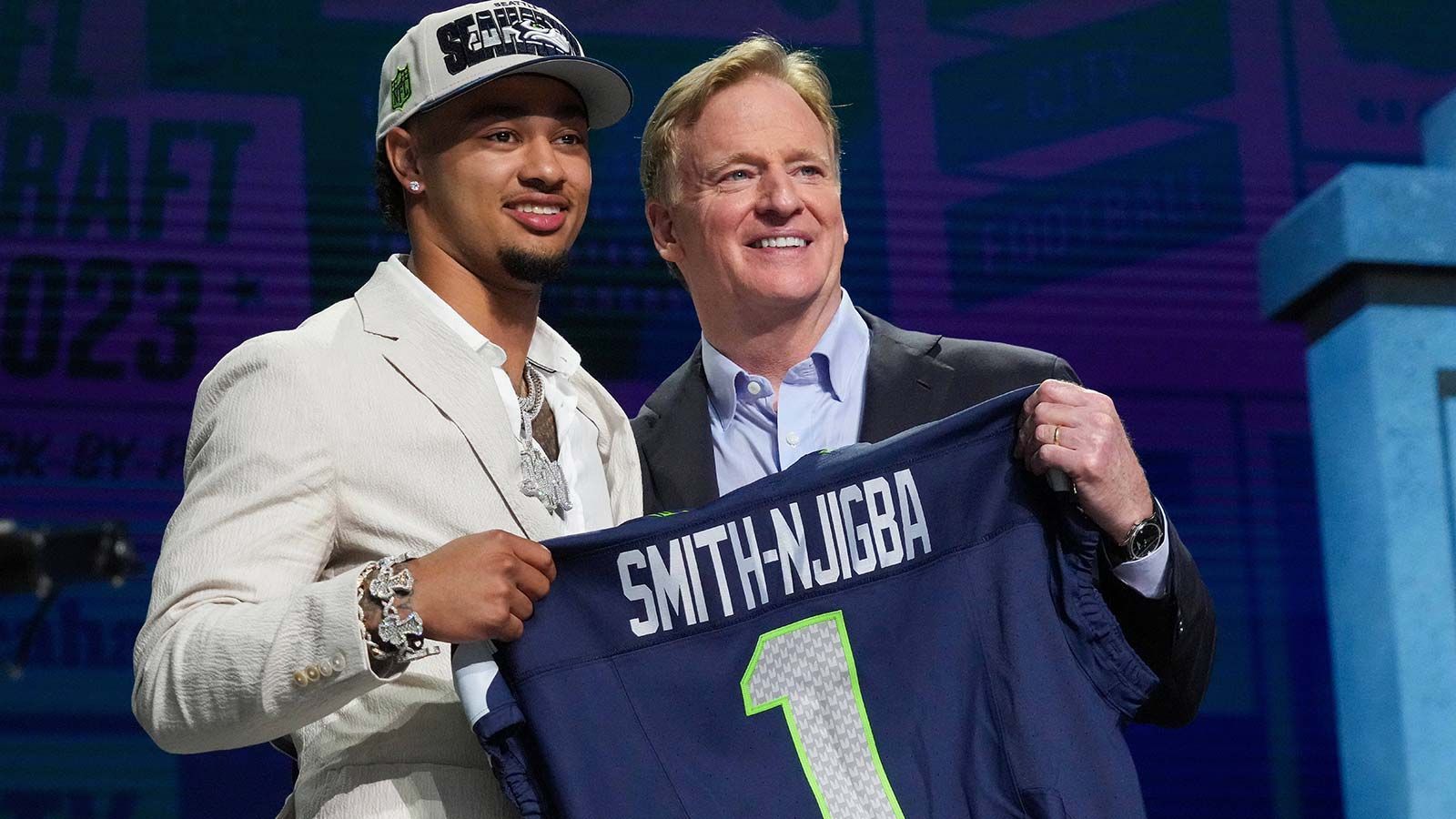 
                <strong>Wide Receiver in Serie</strong><br>
                19 Spieler wurden gedraftet, bevor die Seattle Seahawks sich als erstes Team in diesem Jahr für einen Wide Receiver – Jaxon Smith-Njigba – entschieden. Danach gab es allerdings kein Halten mehr. Sowohl die Los Angeles Chargers an 21 (Quentin Johnston) als auch die Baltimore Ravens (22, Zay Flowers) und die Minnesota Vikings (23, Jordan Addison) holten einen Passempfänger. Noch nie wurden seit 1967 mehr Receiver am Stück ausgewählt.
              