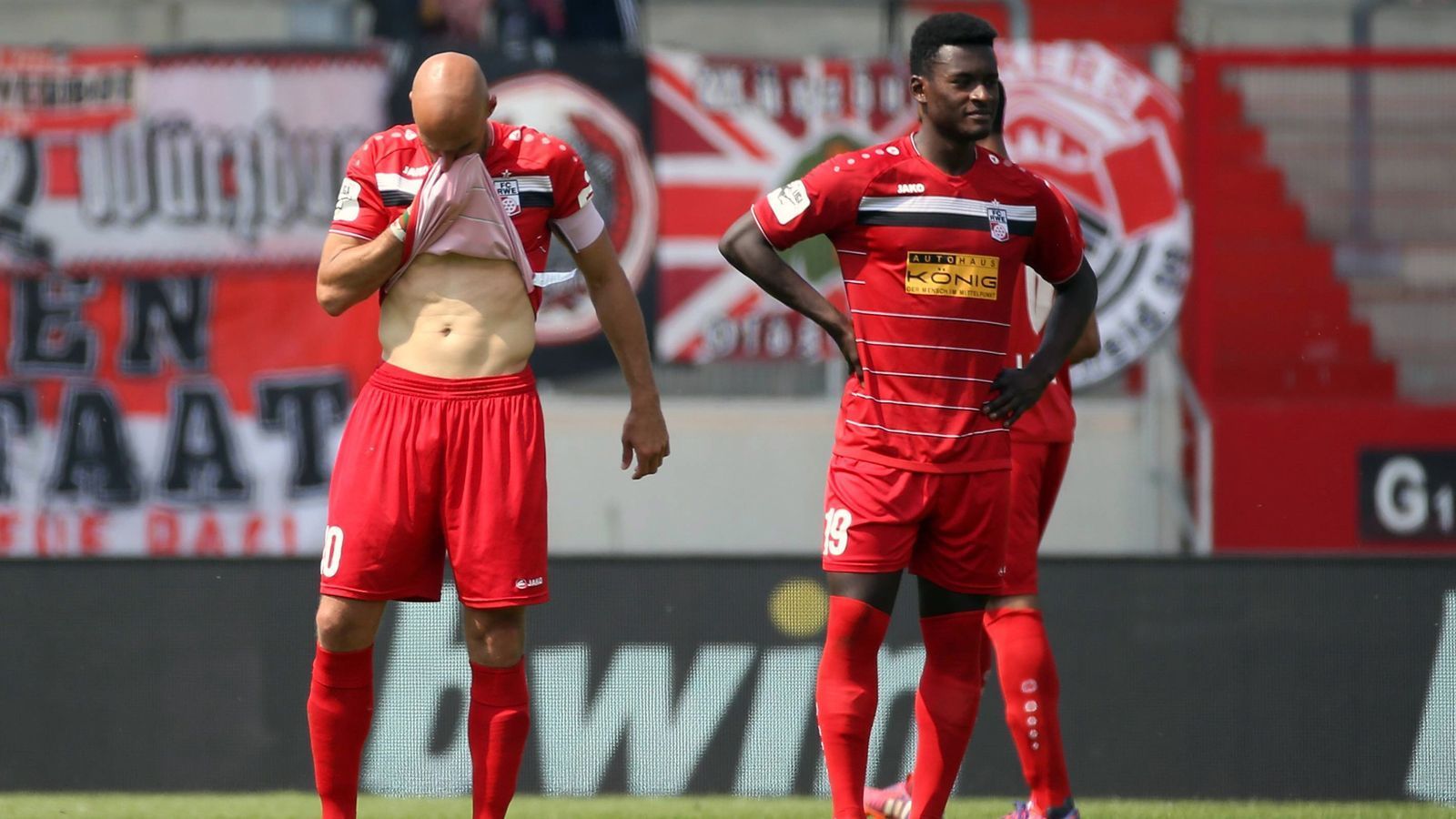 
                <strong>Rot-Weiß Erfurt (Saison 2017/18): Zehn Punkte abgezogen</strong><br>
                Dem damaligen Drittligisten Rot-Weiß Erfurt wurden im Laufe der Saison 2017/18 gleich zwei Mal Punkte abgezogen. Zum einen gab es die obligatorische Bestrafung des DFB für das Einleiten eines Insolvenzverfahrens. Doch neben den abgezogenen neun Zählern kam auch noch eine weitere Strafe hinzu. Weil sich die Thüringer nicht an die Zulassungsbestimmungen des DFB hielten, gab es auch dafür einen Punkt Abzug. Erfurt stieg mit nur 13 Punkten abgeschlagen als Schlusslicht in die Regionalliga ab. 
              