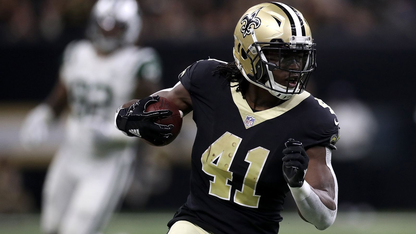 
                <strong>2017: Alvin Kamara (Running Back, New Orleans Saints)</strong><br>
                Der Mann, der in der aktuellen Saison sechs Touchdown-Läufe in einem Spiel auf den Rasen brannte, dominierte seinen Jahrgang auch in seiner Rookie-saison 2017/18. Mit den Statistiken von Barkley im Jahr darauf konnte Kamara zwar nicht mithalten, aber der Running Back der Saints zeigte schon damals, was für ein Unterschiedsspieler er sein kann. 120 Läufe für 728 Yards und damit saustarke 6,1 Yards pro Rush - dazu 81 Receives für 826 Yards. Zwar wurde der erfahrenere Mark Ingram noch häufiger in Szene gesetzt, trotzdem war es am Ende Kamara, der die meisten Total Yards from Scrimmage bei den Saints auflegte. Heute ist der 25-Jährige ein echter Superstar!
              