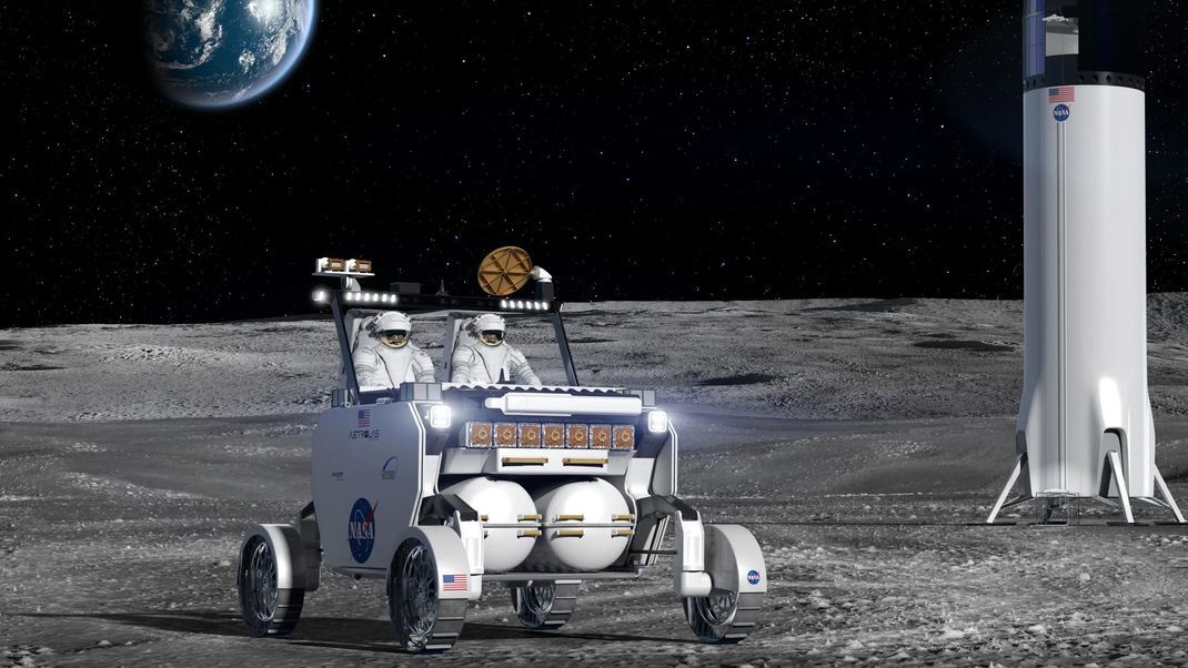 Der Flex Rover von Astrolab mit der (ebenfalls noch nicht gebauten) Mondlandefähre von SpaceX im Hintergrund.