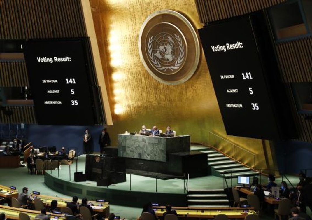 In einer Notfall-Sitzung verurteilten 141 UN-Länder Russlands Aggression gegen die Ukraine und forderten einen sofortigen Abzug der Truppen. Die Beschlüsse sind völkerrechtlich nicht bindend, sondern stellen ein moralisches Druckmittel dar.