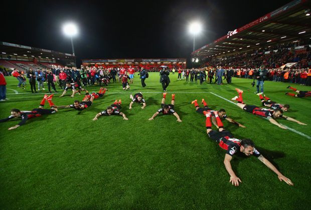 
                <strong>AFC Bournemouth: Der märchenhafte Aufstieg eines Fußball-Zwerges</strong><br>
                Nun der Höhepunkt - nächste Saison gastieren Manchester United und der FC Liverpool im 11 700 Zuschauer fassenden Goldsands Stadium. Ein Aufstieg, der dem Verein in der neuen Saison schätzungsweise 150 Millionen Euro an Einnahmen bringt. 
              