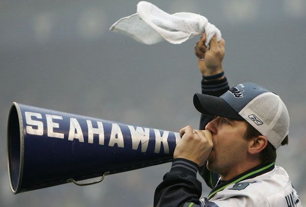 
                <strong>Seattle Seahawks: It might get loud</strong><br>
                Doch auch auf der anderen Seite des Stadions geht es zur Sache. Unter anderem peitscht eine Band die Fans nach vorne. Immer wieder fordert die riesige Anzeigetafel die Fans auf noch lauter zu werden: "Louder", "Louder", Louder"!
              