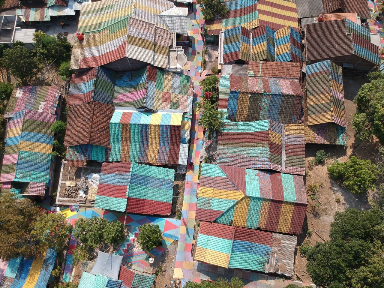 Das wohl einzige Dorf auf Erden, das selbst von oben bunt und gemustert ist: Das indonesische Kampung Pelangi hat eine düstere Vergangenheit, denn es war einst ein düsteres Slum. Die knalligen Farben sollen den Tourismus ankurbeln und wieder mehr Leben in den Ort bringen. Mit Erfolg - der kleine Ort wurde bereits zum Instagram-Hit.