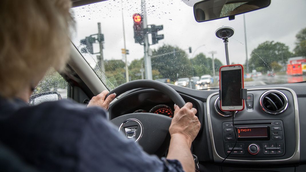 Ein Auto kann auch für Bürgergeld-Empfänger:innen wichtig sein, um Arbeit annehmen zu können.