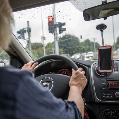 Ein Auto kann auch für Bürgergeld-Empfänger:innen wichtig sein, um Arbeit annehmen zu können.