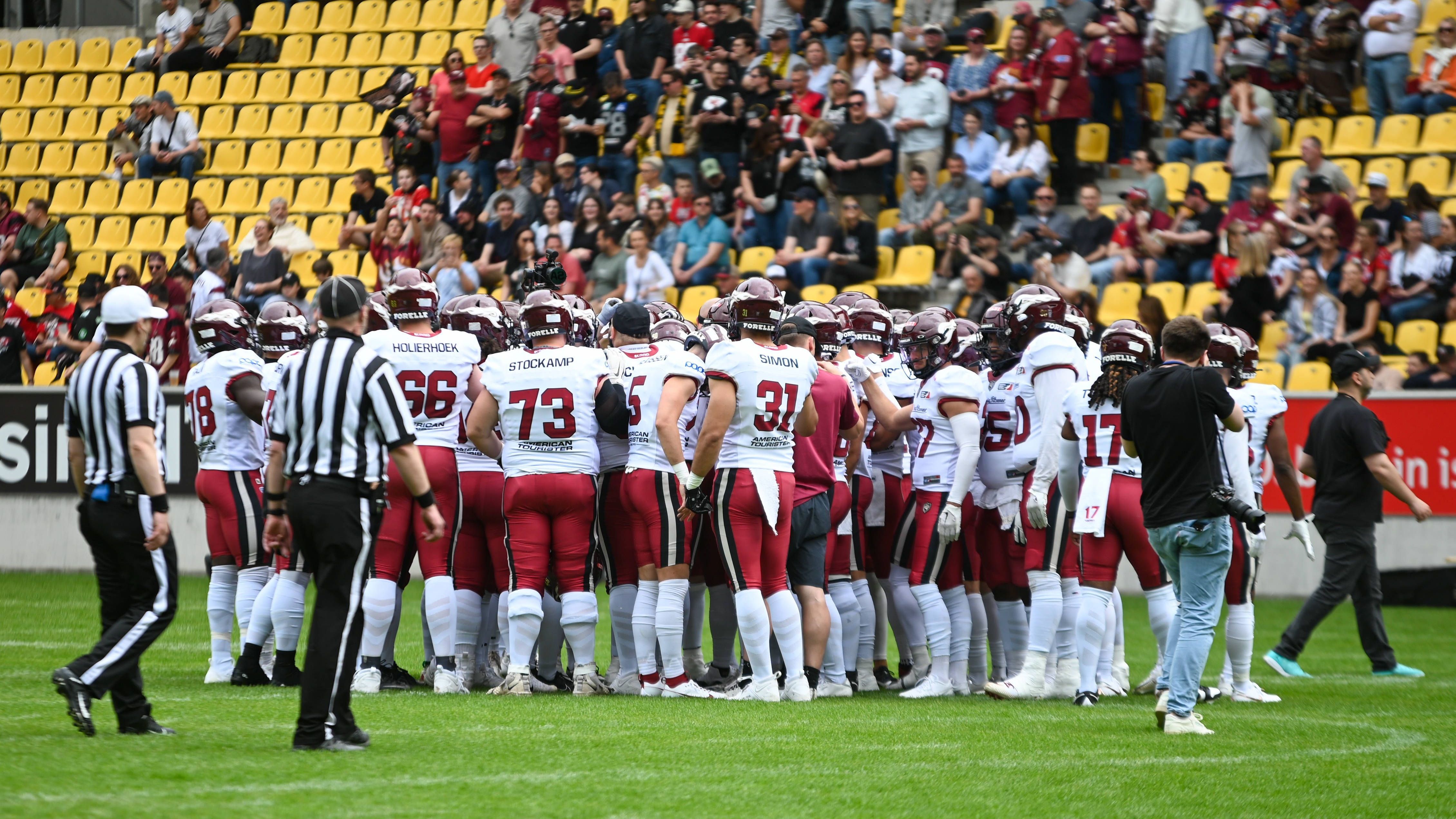 <strong>2. Rhein Fire</strong><br>Der Vorjahres-Champion kommt sehr langsam und behäbig aus der Offseason und tut sich gegen die mutig auftretenden Cologne Centurions lange schwer. Am Ende reicht es dann doch für einen ungefährdeten 42:12-Sieg, saisonübergreifend sind die Rheinländer nun 15 Spiele in Folge ungeschlagen. Ob der Champ dieses Jahr tatsächlich schlagbar ist, wird sich im ersten Härtetest gegen den Erzrivalen Frankfurt Galaxy <a href="https://www.ran.de/sports/american-football/european-league-of-football/news/elf-saison2024-live-auf-prosieben-maxx-im-free-tv-und-im-livestream-auf-rande-uebertragungen-spielplan-zeiten-teams-378308">(Sonntag, 16:15 Uhr live auf ProSieben MAXX, ran.de und Joyn)</a> zeigen.