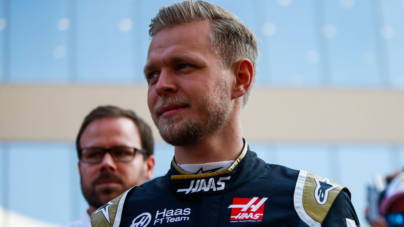 
                <strong>14. Kevin Magnussen (Haas)</strong><br>
                Hat noch das Optimale aus einem furchtbaren Haas-Renner herausgeholt. Sein Teamkollege Romain Grosjean hatte gegen ihn keine Chance, der Däne dafür in dem schwachen Boliden zu selten die Gelegenheit, sein Können zu zeigen. Ließ sich in Kanada aber zu peinlichen Funksprüchen hinreißen, in denen er sein eigenes Team angreifte und kollidierte häufiger mit Teamkollegen Grosjean. Clever ist anders.
              