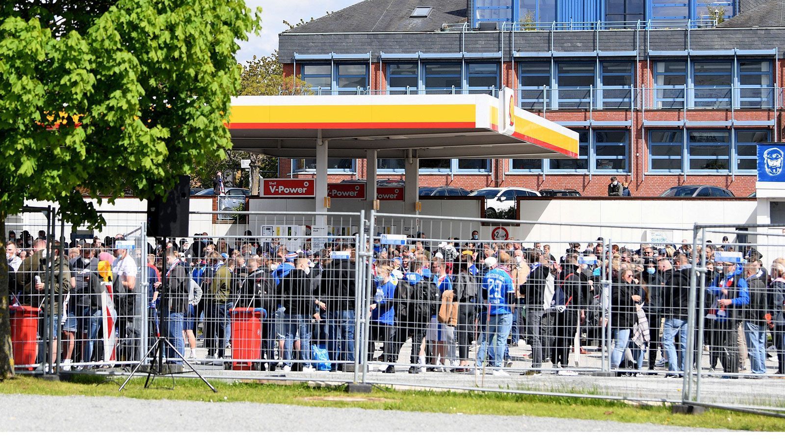 
                <strong>Kiel: Fans vorm Holstein-Stadion</strong><br>
                Auch vor dem Holstein-Stadion versammelten sich einige Anhänger.
              