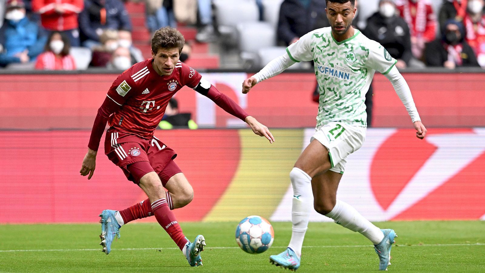 
                <strong>Thomas Müller</strong><br>
                In der ersten Hälfte war Müller überhaupt nicht im Spiel. Der Bayern-Kapitän hatte unmittelbar vor der Pause noch eine gute Schusschance, der Ball landete aber genau in den Armen von Andreas Linde. In der zweiten Halbzeit spielte Müller dann deutlich stärker und erzwang mit einer scharfen Hereingabe das Eigentor zum 2:1. ran-Note: 3
              