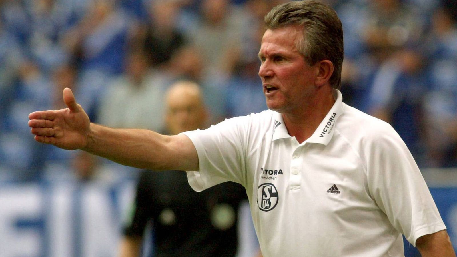 
                <strong>"Ein Auslaufmodell"</strong><br>
                "Jede Biografie hat Höhen und Tiefen, das ist doch klar", weiß Heynckes. Schalke war 2003 und 2004 so ein Tief. Er gewann zweimal den Intertoto-Cup, auch bekannt als UI-Cup. Nach dem siebten Platz in der ersten Saison war die Geduld des früheren Managers Rudi Assauer schnell aufgebraucht. Drei Niederlagen aus vier Spielen, und Heynckes musste im September 2004 gehen. "Ein Auslaufmodell" als Trainer sei er, rief Assauer Heynckes hinterher.
              